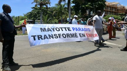 Des manifestants protestent sur la place de la République à Mamoudzou, le chef-lieu de Mayotte, le 8 décembre 2023. (GREGOIRE MEROT/SIPA / SIPA)
