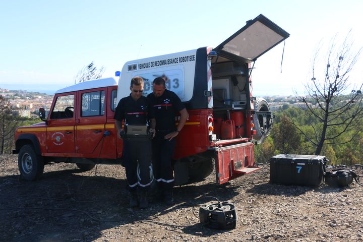 David Tisserand et son collègue Vincent surveillent La Gacharelle à l'aide de drones, samedi 29 juillet, afin de repérer d'éventuels points chauds.&nbsp; (VALENTINE PASQUESOONE/FRANCEINFO)