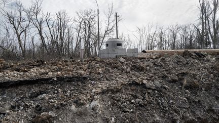 Une construction à 5 kilomètres de la ville de Bakhmout, en Ukraine, le 24 mars 2023. (MAREK M. BEREZOWSKI / ANADOLU AGENCY / AFP)