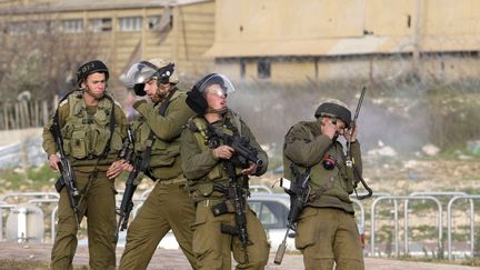 Des soldats isra&eacute;liens lancent du gaz lacrymog&egrave;ne lors d'affrontement avec des Palestiniens en Cisjordanie, le 28 f&eacute;vrier 2012. (NASSER SHIYOUKHI / AP / SIPA)