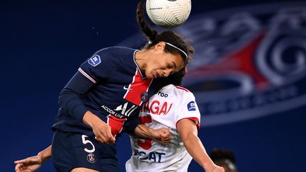 Cook (PSG) s'impose de la tête face à une Lyonnaise (FRANCK FIFE / AFP)