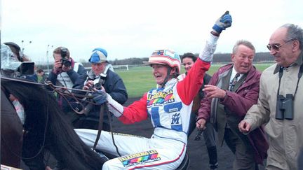 La Suédoise Helen Johansson lève le poing après son succès triomphal au Prix d'Amérique, le 29 janvier 1995. (GERARD FOUET / AFP)