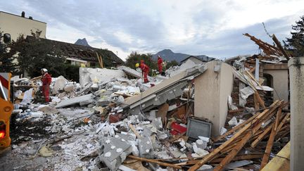 Gravats d'une maison totalement souffl&eacute;e par une explosion au gaz &agrave; Fontaine, pr&egrave;s de Grenoble (Is&egrave;re) au cours de laquelle une octog&eacute;naire est morte, le 28 octobre 2011. (JEAN-PIERRE CLATOT / AFP)