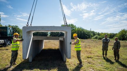 Des soldats de l'armée roumaine construisent un abri anti-bombes dans le village de Plauru, en Roumanie, le 12 septembre 2023. (MIHAI BARBU / AFP)