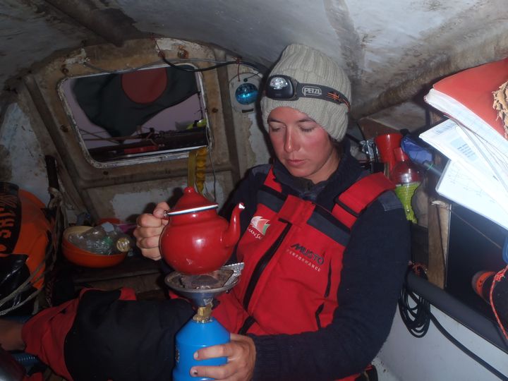 Capucine Trochet pendant sa traversée de l'Atlantique à bord de son petit voilier de pêche construit au Bangladesh. (Capucine TROCHET)