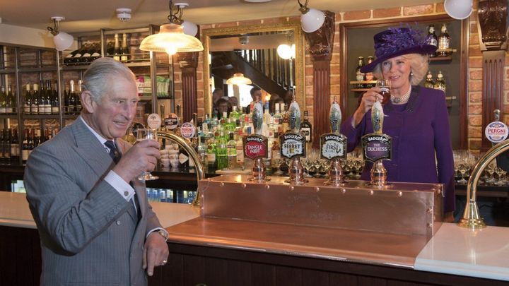 Le prince Charles et son épouse, Camilla, dans un bar de Poundbury (Royaume-Uni), le 27 octobre 2016. (JUSTIN TALLIS / AFP)