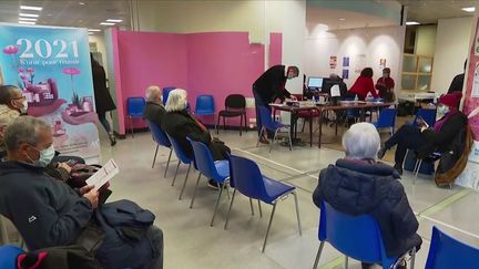 Vaccin contre le&nbsp;Covid-19&nbsp;:&nbsp;la réaction des seniors à la dose de rappel obligatoire. (France 2)