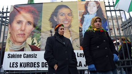 Portrait des trois activistes Kurdes assassinées en janvier 2013 à Paris, lors d'une manifestation le 12 janvier 2013 à Paris. (MIGUEL MEDINA / AFP)