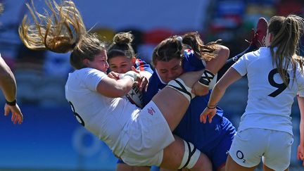 La troisième ligne centre anglaise Poppy Cleall, renversée par la défense tricolore lors du Crunch 2021 entre l'Angleterre et la France, le 24 avril, pour une nouvelle victoire du Red Roses. (JUSTIN TALLIS / AFP)