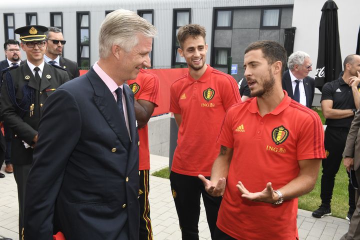 Le roi Philippe de Belgique rend visite aux joueurs belges, le 9 juin 2018 à Tubize (Belgique), avant leur départ pour la Russie. (PCRO / BELGA MAG / AFP)