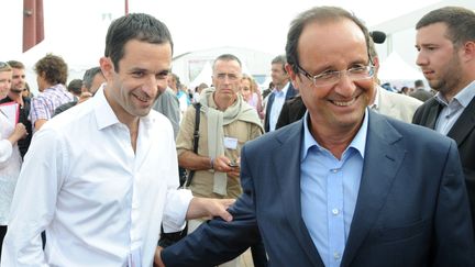 Beno&icirc;t Hamon et Fran&ccedil;ois Hollande, complices, lors de l'universit&eacute; d'&eacute;t&eacute; du PS, le 27 ao&ucirc;t 2011 &agrave; La Rochelle (Charente-Maritime).&nbsp; (XAVIER LEOTY / AFP)