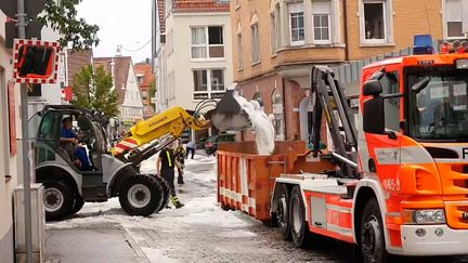 Un chasse-neige ramasse de la grêle dans les rues de Reutlingen (Allemagne), le 4 août 2023, après le passage d'une forte tempête. (NEWS5 / AFP)