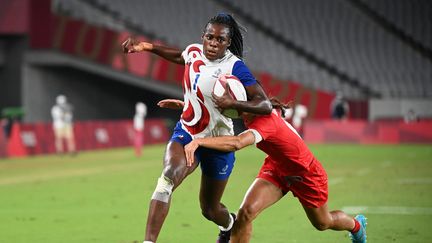 Seraphine Okemba a inscrit deux essais, lors du quart de finale de la France face à la Chine, le 30 juillet 2021. (GREG BAKER / AFP)