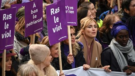 L'actrice, productrice et réalisatrice Julie Gayet à la manifestation contre les violences faites aux femmes du 23 novembre à Paris. (DOMINIQUE FAGET / AFP)