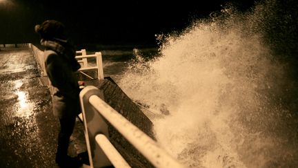 La tempête Egon sur le littoral normand, à Lion-sur-Mer, le 12 janvier 2017. (CHARLY TRIBALLEAU / AFP)