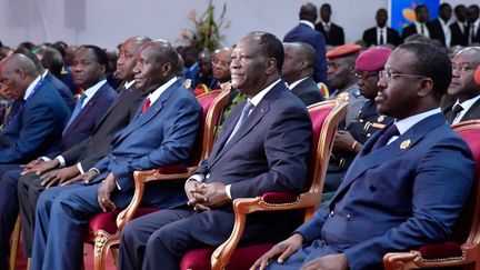 Le président ivoirien Alassane Ouattara et Guillaume Soro (au premier plan à droite), alors président de l'Assemblée nationale, assistent à l'ouverture du Salon international de l’agriculture et des ressources animales (SARA) à Abidjan, la capitale ivoirienne, le 17 novembre 2017.&nbsp; (ISSOUF SANOGO / AFP)