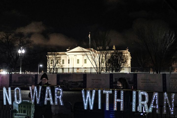 Des manifestants protestent contre la montée des tensions entre les États-Unis et l’Iran, devant la Maison blanche à&nbsp; Washington, le 7 janvier 2020. (ALEX WROBLEWSKI / GETTY IMAGES NORTH AMERICA)