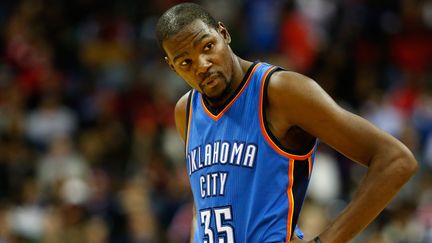 Kevin Durant manquera au moins une semaine de compétition  (ROB CARR / GETTY IMAGES NORTH AMERICA)