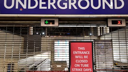 La station de métro Waterloo, à Londres, fermée le 9 janvier 2017 en raison d'une grève. (BEN STANSALL / AFP)