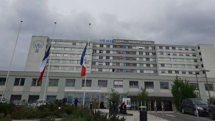 Un hommage solennel a été rendu mardi 23 mai à l'hopital Maison-Blanche a Reims en mémoire de Carene Mezino, tuée la veille à l'arme blanche. (PHILIPPE PEYRE / FRANCE BLEU CHAMPAGNE)