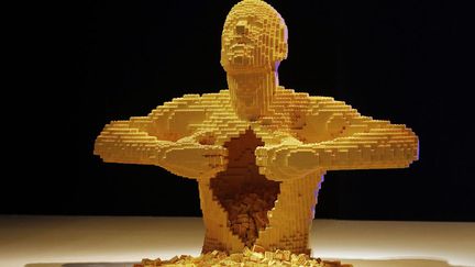 Une sculpture en Lego de l'artiste new-yorkais Nathan Sawaya est expos&eacute;e au ArtScience museum de Singapour, le 9 janvier 2013. (MAXPPP)