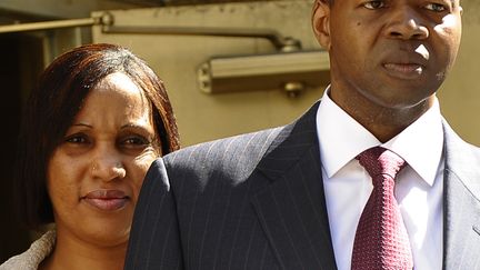 Nafissatou Diallo accompagn&eacute; de son avocat Kenneth Thompson, le 22 ao&ucirc;t 2011, &agrave; New York (Etats-Unis). (TIMOTHY A. CLARY/AFP)