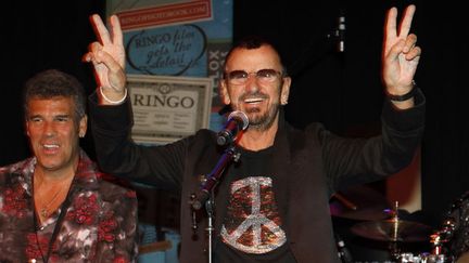 &nbsp; (Ringo Starr et son tee-shit "Peace and love" en octobre 2013 © REUTERS / Fred Prouser)