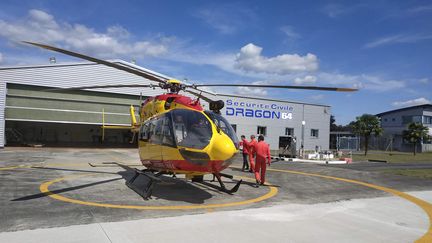 Les hélicoptères "Dragon" de la sécurité civile ont cumulé, jeudi 2 avril, 150 transferts de patients atteints du coronavirus. (EVAN LEBASTARD / FRANCE-BLEU BÉARN)