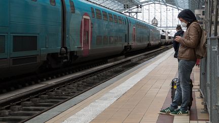 Sur le quai de la gare de Bordeaux, le 16 mars 2020, avant l'allocution d'Emmanuel Macron sur le coronavirus. (LAURENT PERPIGNA IBAN / HANS LUCAS / AFP)