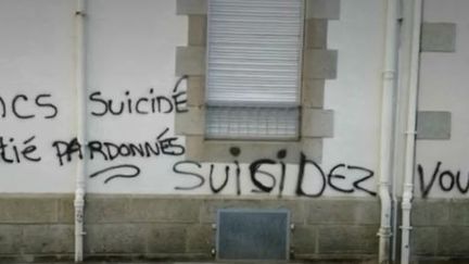 À Landivisiau dans le Finistère, des tags appelant les forces de l'ordre à se suicider ont été retrouvés sur les murs de la gendarmerie. Des actes qui font écho aux slogans scandés lors d'une manifestation de "gilets jaunes à Paris, samedi 20 avril. (FRANCE 2)