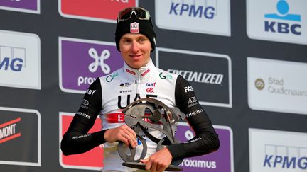 Tadej Pogacar, de l'équipe UAE Team Emirates, tient son trophée de vainqueur sur le podium de la Ronde van Vlaanderen (Tour des Flandres) à Audenarde, en Belgique, le 2 avril 2023. (OLIVIER MATTHYS / EPA / MAXPPP)