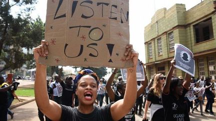 Des femmes défilent à Kampala pour dénoncer les violences, le 30 juin 2018.

	  (Isaac Kasamani / AFP)