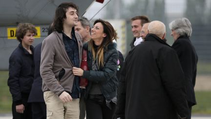 Edouard Elias et se sproches &agrave; l'a&eacute;roport de V&eacute;lizy-Villacoublay le 20 avril 2014. (KENZO TRIBOUILLARD / AFP)