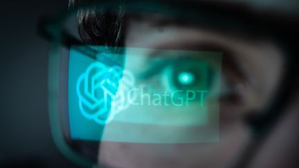 Le logo ChatGPT se reflète dans les lunettes d'un utilisateur enregistré. Le programme linguistique développé par la société américaine OpenAI est basé sur l'intelligence artificielle (photo d'illustration). (FRANK RUMPENHORST / DPA)