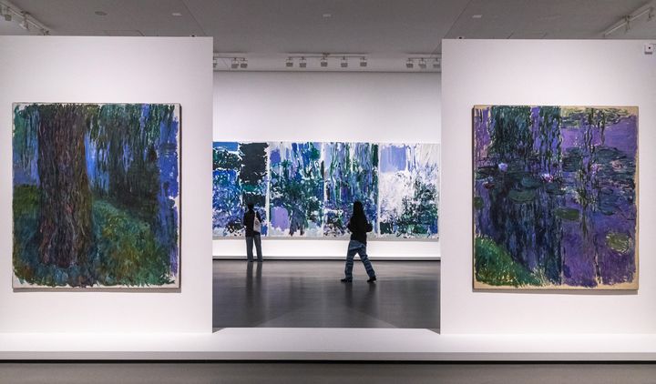 Au premier plan, de Claude Monet, "Saule pleureur et bassin aux Nymphéas" et "Nymphéas" (musée Marmottant Monet), au fond, de Joan Mitchell, "Quatuor II for Betsy Jolas" (Centre Pompidou), exposés à la Fondation Louis Vuitton (CAROLINE PAUX / HANS LUCAS VIA AFP)