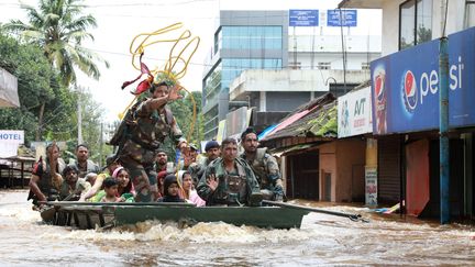 Des militaires indiens évacuent des habitants d'une zone innondée à Aluva, dans l'Etat du Kerala, le 17 août 2018. (AFP)