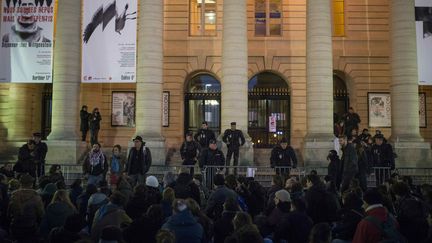 Les intermittents du spectacle devant l'Odéon après leur évacuation par la police (28 avril 2016)
 (Elliott Verdier / AFP)