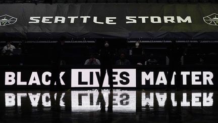 Des hommages à George Floyd ont également été rendus en marge de plusieurs matchs de basket, comme dans l'enceinte de l'équipe féminine des Seattle Storm, à Everett (Washington). (ELAINE THOMPSON / AP / SIPA)