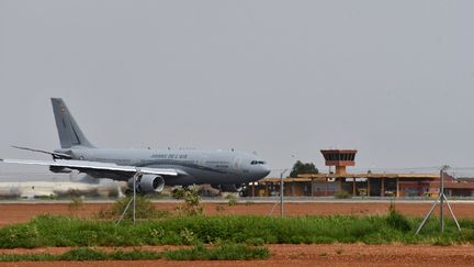 L'Airbus A330 Multi Role Tanker Transport (MRTT) de l'armée française, destiné à évacuer les ressortissants français du Niger, sur le tarmac de l'aéroport Diori-Hamani de Niamey, le 1er août 2023. (HANDOUT / ETAT MAJOR DES ARM?ES)