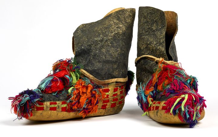 Paire de chaussons de chaman - Ces chaussons ont appartenu au dernier chaman kalash Djanduli Khan, décédé en 2002. Ils se distinguent des chaussons profanes en peau de chèvre, par l’usage du cuir d’un animal sauvage censé appartenir au troupeau des “fées”.
 (Olivier Garcin - musée des Confluences)