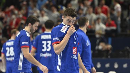 Yanis Lenne et les Français ont subi une lourde défaite face à l'Islande lors de l'Euro de handball, samedi 22 janvier 2022. (ATTILA KISBENEDEK / AFP)