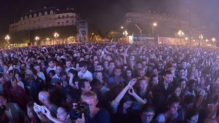 La foule rassemblée devant l'Hôtel de Ville de Paris pour le FNAC Live 
 (SADAKA EDMOND/SIPA)