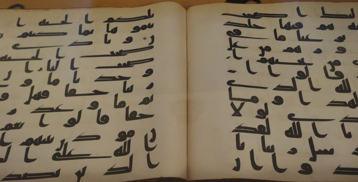 Le Coran d'Osman, copie en écriture coufique du livre saint musulman remontant au VIIIe ou IXe siècle de notre ère, conservé à la bibliothèque&nbsp;Hast Imam à Tachkent en Ouzbekistan.&nbsp;Cet exemplaire est&nbsp;considéré comme l'un des plus anciens corans du monde (photo prise le 18&nbsp;avril 2013).&nbsp; (FTV - Laurent Ribadeau Dumas)