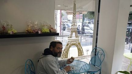 Un membre de la communauté juive dans une pâtisserie de Netanya (nord de Tel Aviv), le 27 janvier 2015. (REUTERS - Ronen Zvulun)