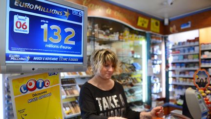 Un bureau de tabac affiche un panneau Euro Millions, le 5 novembre 2012, &agrave; Tours (Indre-et-Loire). (ALAIN JOCARD / AFP)