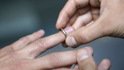 Des alliances sont échangées lors d'un mariage à Paris, le 18 septembre 2012. (KENZO TRIBOUILLARD / AFP)