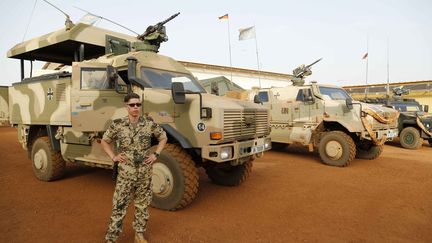 Soldat et véhicule de l'opération Barkhane, dans un camp à Gao. (LAUNETTE FLORIAN / MAXPPP)