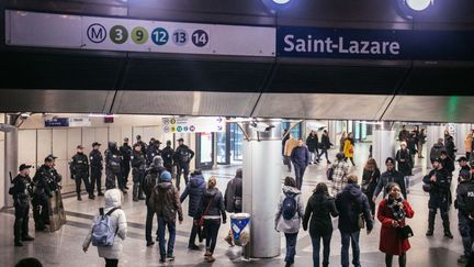 Des personnes dans la station de métro de la Gare Saint-Lazare, à Paris, jeudi 9 janvier 2020.&nbsp; (HANS LUCAS / AFP)