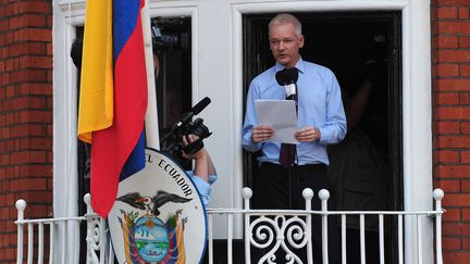 Le fondateur de WikiLeaks, Julian Assange, prononce un discours au balcon de l'ambassade d'Equateur, &agrave; Londres (Royaume-Uni), le 19 ao&ucirc;t 2012. (CARL COURT / AFP)