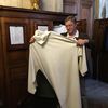 Le père Bruno Horaist, dans la sacristie de l'église de la Madeleine à Paris, le 6 juin 2018. (RAPHAEL GODET / FRANCEINFO)